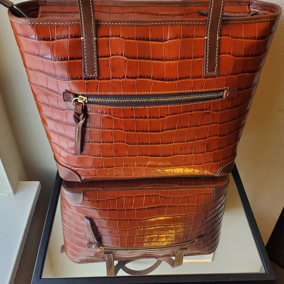 DOONEY AND BOURKE women's shoulder/handheld purse - Picture 2 of 6